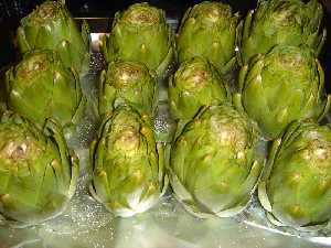 Alcachofas dispuestas en la bandeja del horno