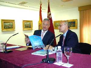 Ramn Luis Valcrcel y Felipe Julin durante la presentacin del Anuario 2004 