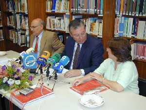 Jos A. Ruiz Vivo junto a Felipe Julin y Concha Cano Presentacin del Anuario 2003 