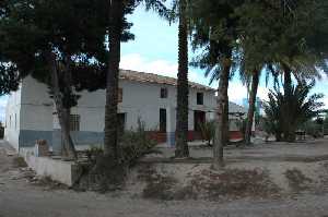 Casa con lomera de tejas 