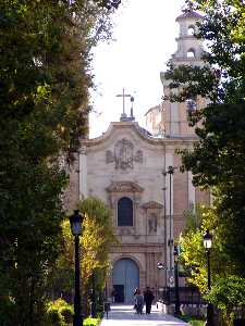 Vista de la fachada principal desde el parque