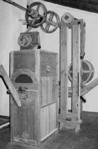 Maquinaria de Moliner�a en el interior del Museo Molino de Teodoro (tolva, muela fija y muela voladora, canalillos y elevador), en Cieza (Murcia)