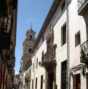 Fachada con vista de la torre de la iglesia al fondo