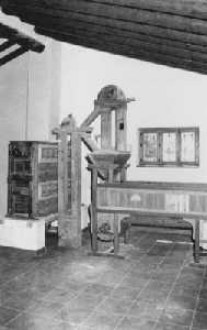 Maquinaria de Moliner�a en el interior del Museo Molino de Teodoro (cernedor y sasor), en Cieza (Murcia)