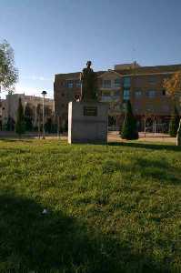  Monumento a Don Bosco 