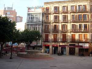 Fuente y Edificio de Alrededor 