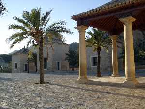 Acceso a la Ermita [Ermita del Calvario]