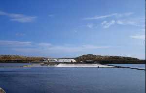 En las salinas costeras se obtienen y comercializan las sales disueltas en el agua de mar.