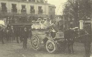 Carroza de la Batalla de las Flores, en el Arenal (Murcia)