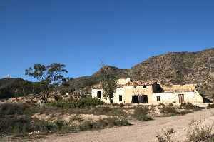 Cortijo abandonado en Torrecilla 