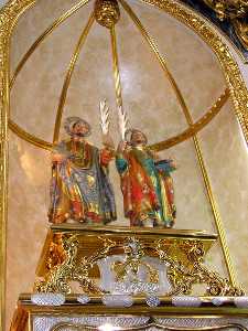 Santos Mdicos San Cosme y San Damin, entre sus ornamentos suele estar el laurel[Ermita de los Santos Mdicos de Abarn]