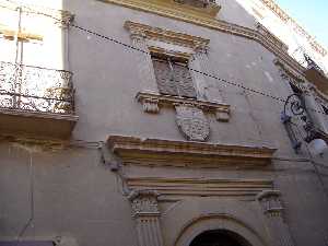 Ventana y Escudo de la Fachada 