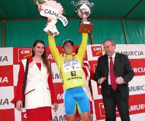 En el podium con el maillot amarillo