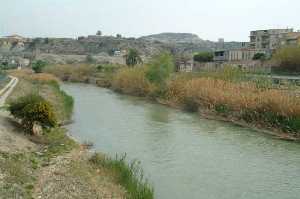 El río Segura, a su paso por el pueblo de Abarán