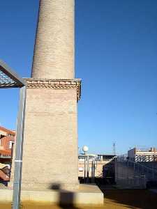 Vista de la Base de la Chimenea y su Entorno[Chimenea de Cermicas Torres Lorca]