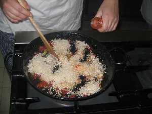 Aadimos el arroz a los ajos y al tomate y mareamos 
