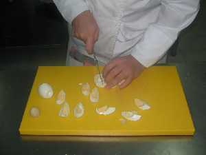 Cortar los huevos cocidos en cuartos para decorar  Cortar los huevos cocidos en cuartos para decorar