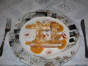 Lomos de mújol con salsa de caldero 