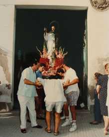 Santiago sale de la Iglesia de Santa Luca 