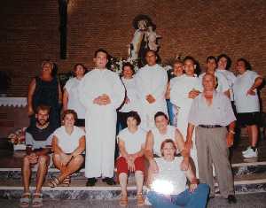 Vecinos de Los Mateos con la Virgen 