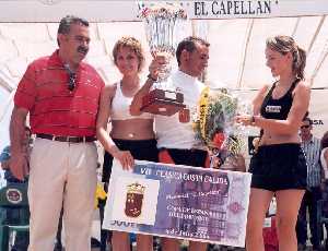 Claudio Casas recibiendo el Trofeo de la Clsica Costa Clida de manos del Director General de Depotes, Juan Antonio Morales