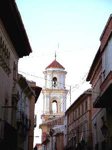 Vista de la calle de la Tercia, con la torre de la iglesia al fondo