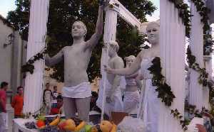 Carroza del desfile de las Fiestas de la Virgen del Pilar [Blanca_Estacin de Blanca]