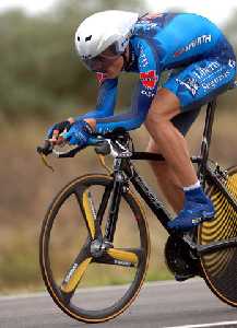 Luis Len durante la disputa de una contrarreloj