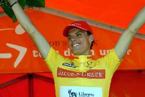 Luis León, vestido de amarillo en el podium