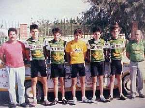 Mariano Rojas, primer ciclista por la derecha, con el equipo Caja Rural
