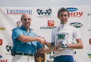 Pedro Martnez recibiendo un trofeo en el podium