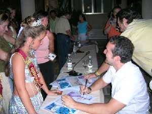 FIRMANDO CARTELES MOROS Y CRISTIANOS 2006