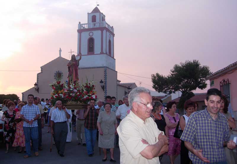 El pueblo saca a hombros a su patrn [El Escobar]. 