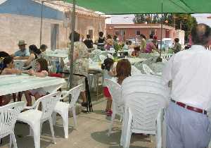 Los vecinos se renen para comer 