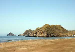 Playa de la Cola y la Isla del Fraile al fondo 