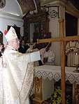 El obispo bendice la cruz 