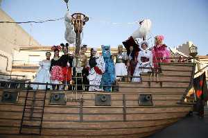 Sonriendo desde la carroza