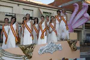 Las majas juveniles pasean en la carroza