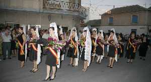 Con mantilla, ramo de flores y abanico