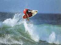 Practicando surf en la playa