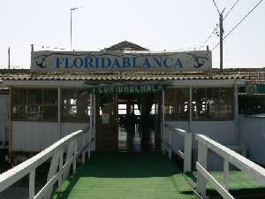 La pasarela de entrada al restaurante Floridablanca