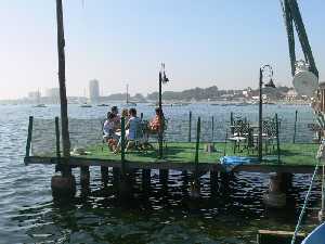 Una mesa en la terraza que da al mar