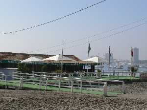 Una terraza en la playa