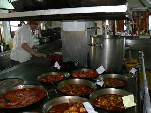 Preparando sus famosos arroces