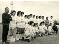 Pepito Ferrer con el equipo femenino en un partido benfico