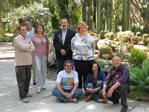 Con pintores ilicitanos que haban pintado a la dama