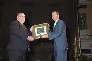 Entrega del premio al presidente de la Asociaci�n Sardinera