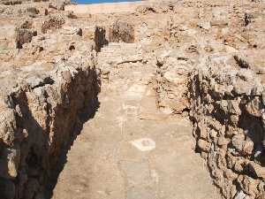 Adarve con distintas entradas a viviendas [Yacimientos Cieza]