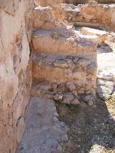 Escalera hacia el primer piso [Yacimientos Cieza]