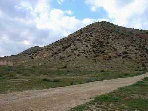 Imagen del extremo suroccidental del Cabezo Gordo (Torre-Pacheco), compuesto por mármoles triásicos del Complejo Nevado-Filábride